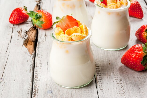 Yogurt con copos de maíz y fresas