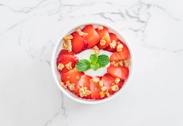 yogurt con fresa y granola