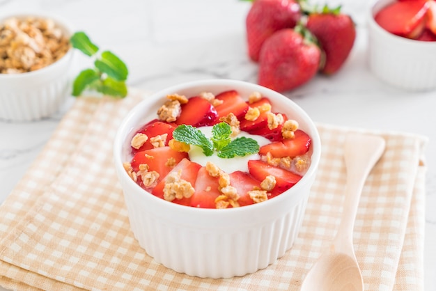 yogurt con fresa y granola