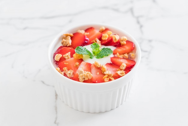 Yogurt con fresa y granola.