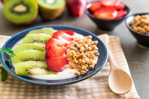 yogurt con fresa, kiwi y granola