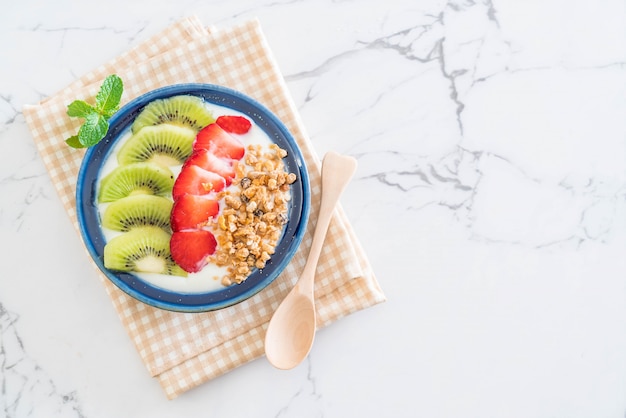 Yogurt con fresa, kiwi y granola.