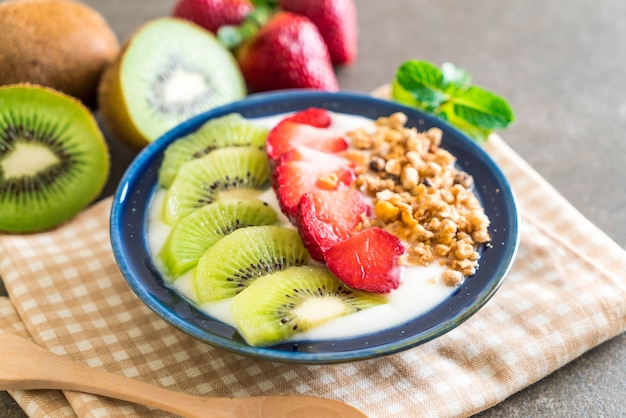 Yogurt con fresa, kiwi y granola.