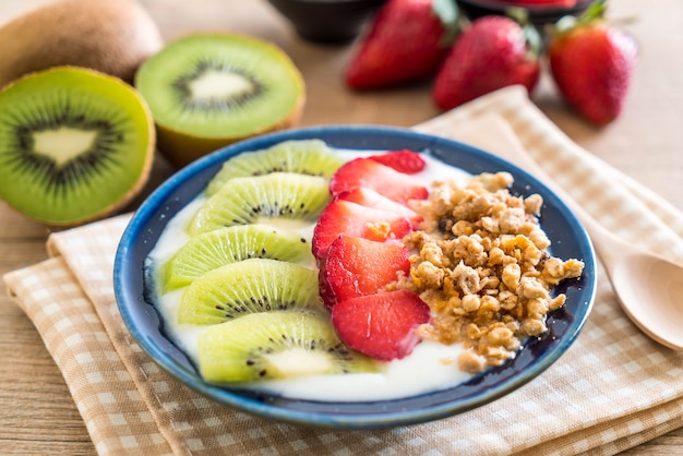 Yogurt con fresa, kiwi y granola.