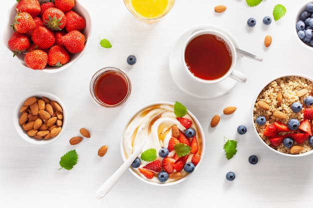 Yogurt con fresas, arándanos, miel, almendras y quinua para el desayuno