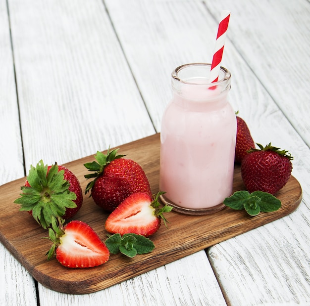 Yogurt con fresas frescas