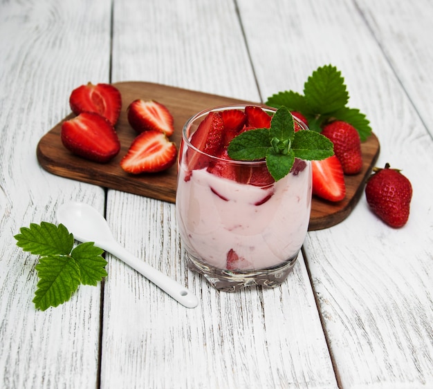 Yogurt con fresas frescas