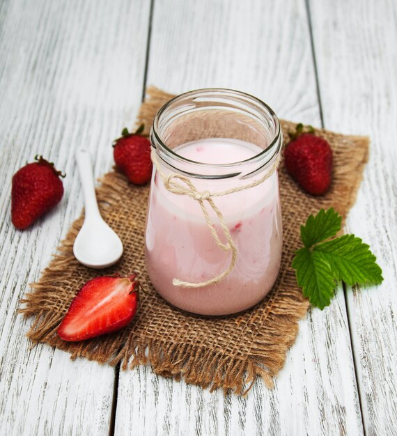 Yogurt con fresas frescas