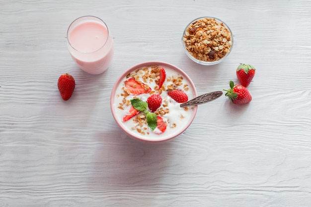 Yogurt con fresas y granola desayuno