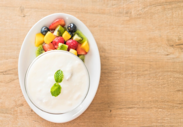 yogurt con frutas mixtas
