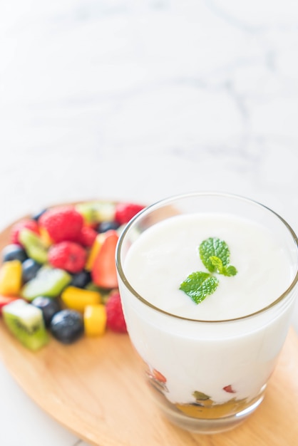 yogurt con frutas mixtas