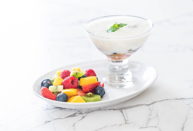 yogurt con frutas mixtas