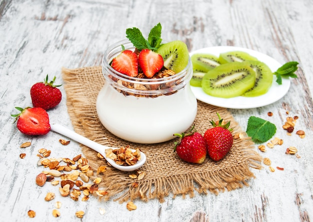 Foto yogurt y granola para el desayuno.