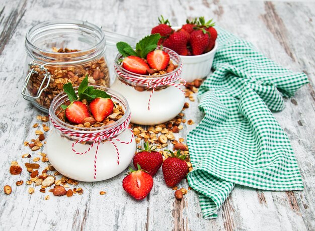 Yogurt y granola para el desayuno.