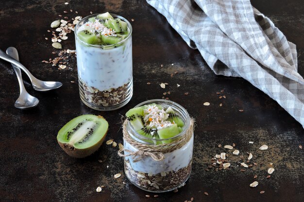 Yogurt con granola y kiwi.