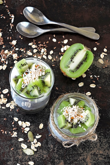 Yogurt con granola y kiwi.