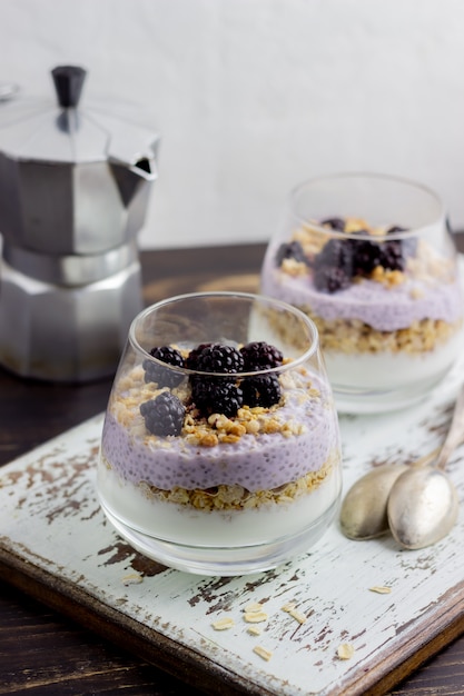 Yogurt con granola, semillas de chia y moras en madera