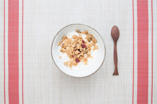 Foto yogurt con granola en un tazón