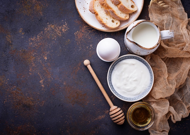 Yogurt, huevo duro, leche y miel.