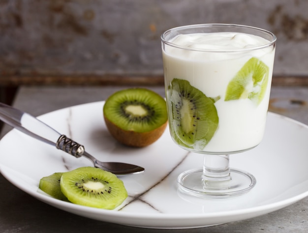 Yogurt, kiwi casero. Desayuno saludable.