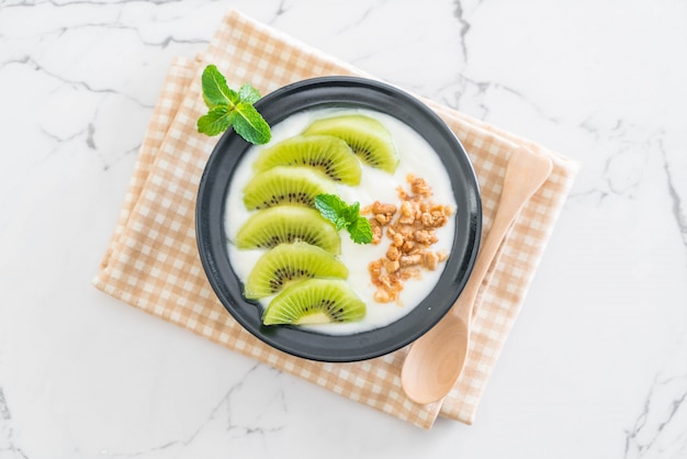 yogurt con kiwi y granola