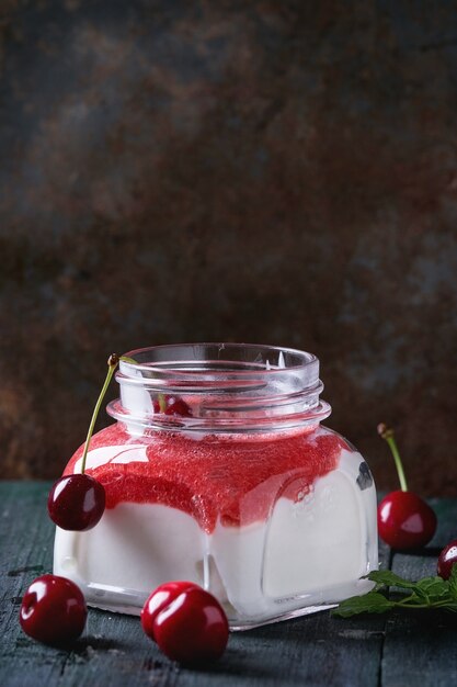 Yogurt con menta y cereza.