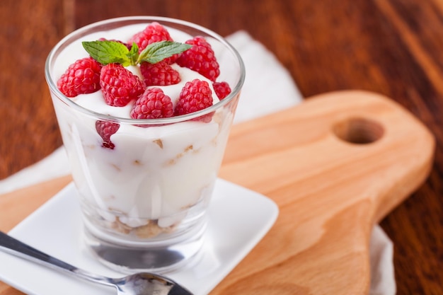 Yogurt con muesli y bayas