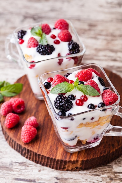 Yogurt con muesli y bayas