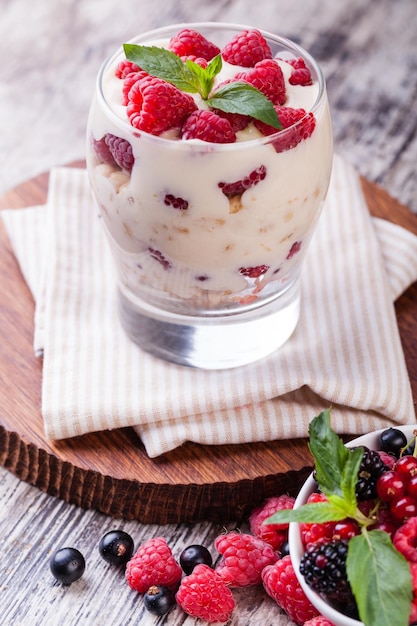 Yogurt con muesli y bayas