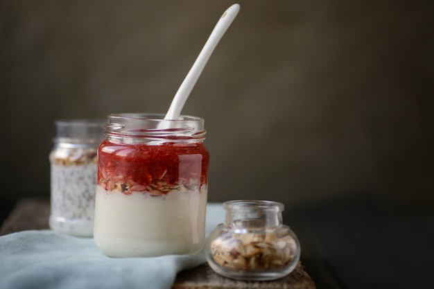 Yogurt con nueces, semillas y mermelada