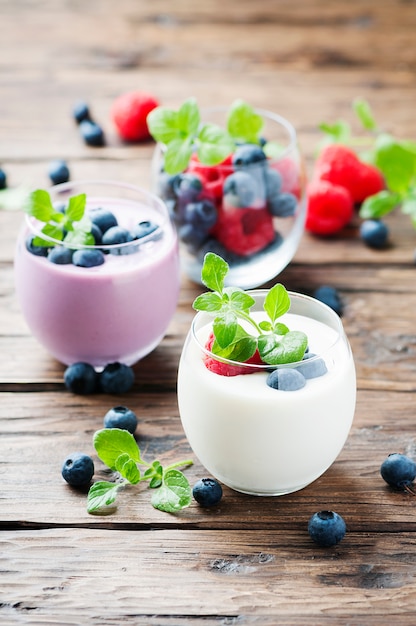 Yogurt saludable con bayas y menta