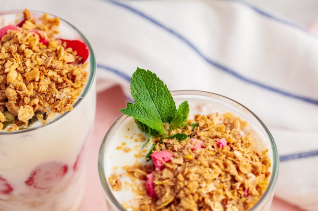 Foto yogurt saludable casero con muesli y arándanos