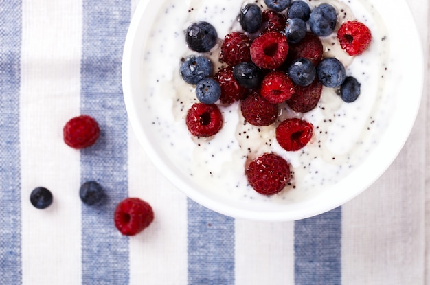 Yogurt Con Semillas De Chia Y Frambuesas Frescas, Arándanos