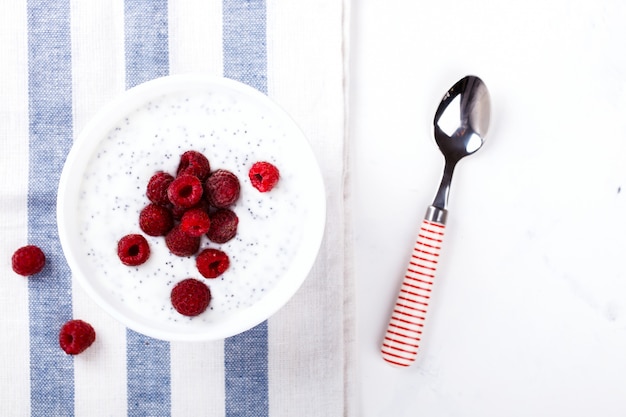 Yogurt con semillas de chía y frambuesas frescas.