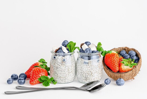 Yogurt con semillas de chia, fresas y arándanos. Desayuno saludable. Copia espacio