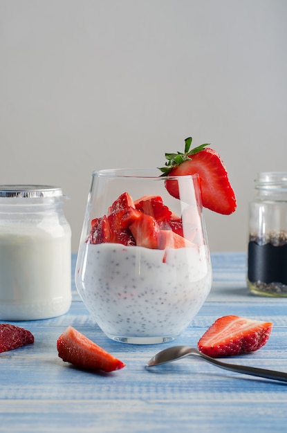 Yogurt con semillas de chia y fresas.