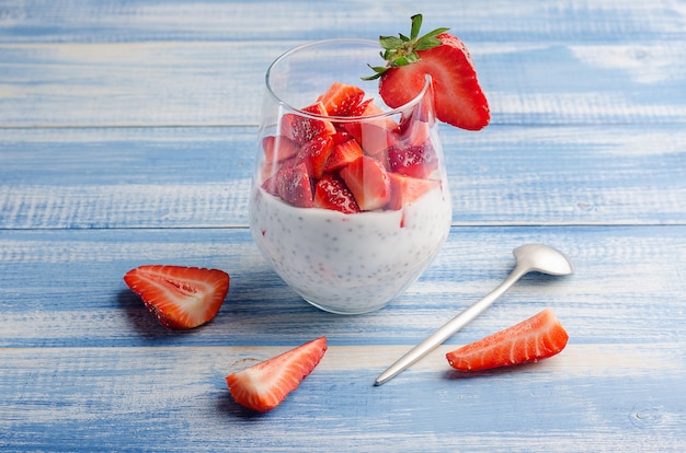 Foto yogurt con semillas de chia y fresas.