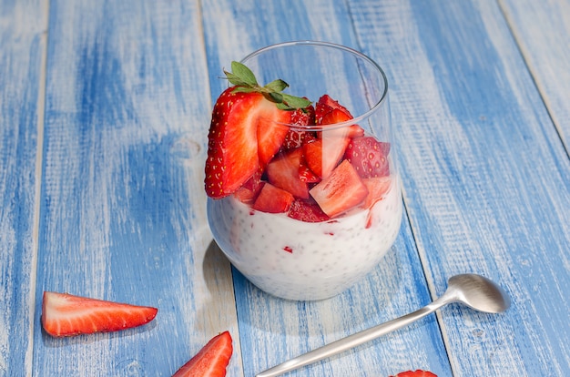 Yogurt con semillas de chia y fresas.