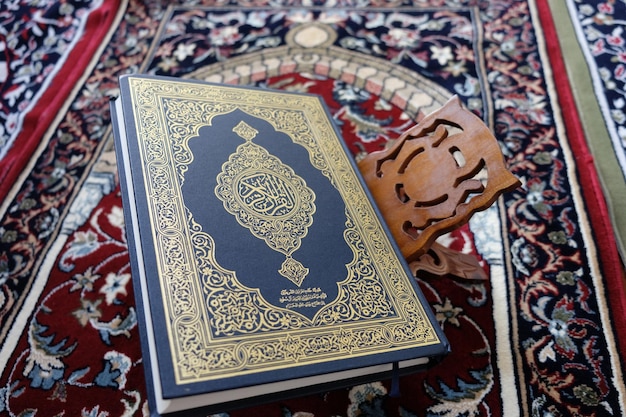 Yogya, Indonesia. 3 de mayo de 2022. Al Quran en un soporte de madera. Corán o Corán es un libro sagrado islámico.