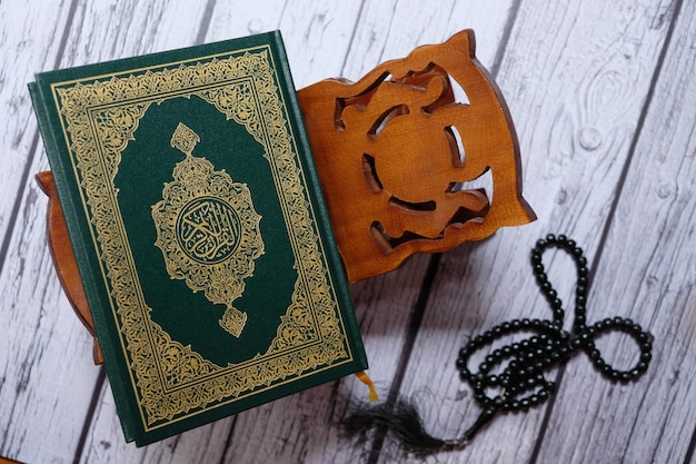 Yogya, Indonesia. 3 de mayo de 2022. Al Quran en un soporte de madera. Corán o Corán es un libro sagrado islámico.