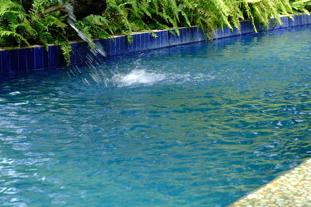 Yogya, Indonésia. 5 de março de 2022. piscina de design tropical, com vegetação ao redor da piscina.