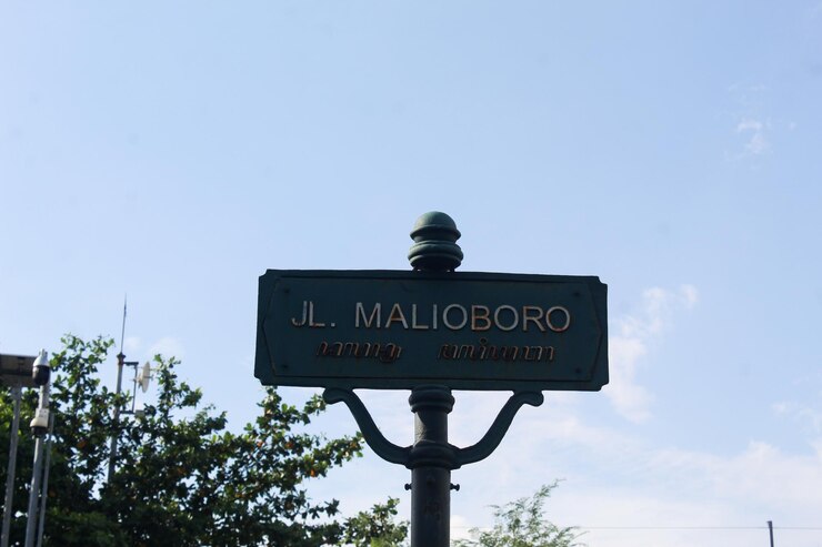Foto yogyakarta indonésia 03 de maio de 2024 os sinais de malioboro street são a marca registrada da rua malioboro um dos sinais de estrada que se tornou um ícone de yogyakarta e um local de foto favorito para os turistas