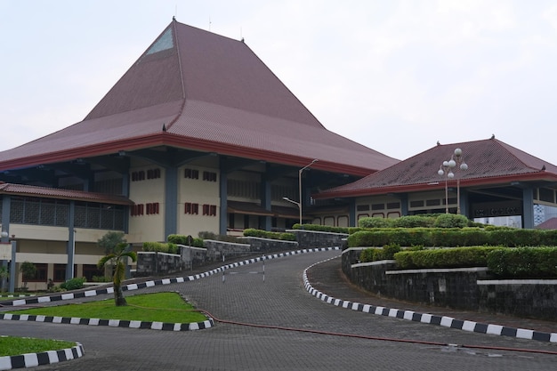 Yogyakarta, Indonésia - 16 de julho de 2022 Grha Sabha Pramana, o edifício principal do auditório da UGM