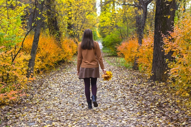 Foto yong mujer caminando en el parque