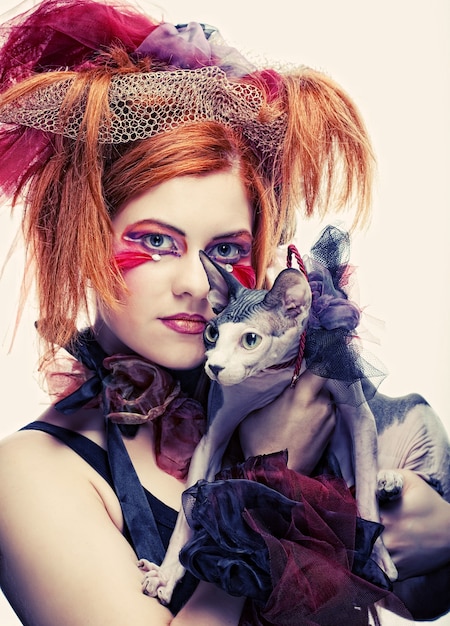 Yong Prinzessin mit Katze. kreatives Fantasy-Make-up.