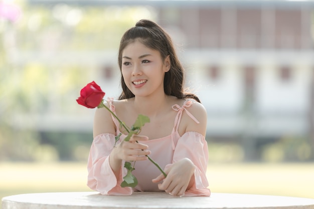 yooung asiatisches Mädchen mit rosafarbenem Valentinsgrußkonzept