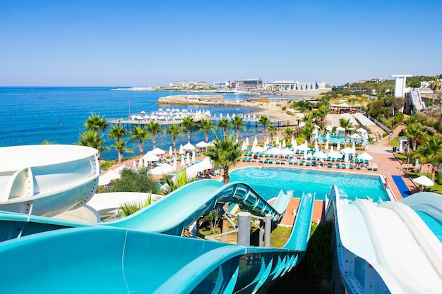 Yop vista del parque acuático con toboganes y piscina en la orilla del mar en Turquía