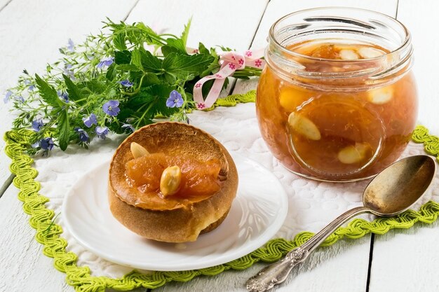 Yorkshire pudding con mermelada de manzana para desayunar