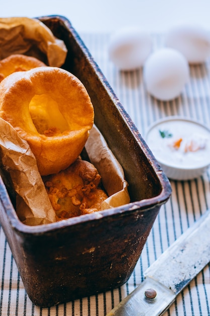 Yorkshire-Puddings mit Fischfüllung, in einem alten Metalltablett