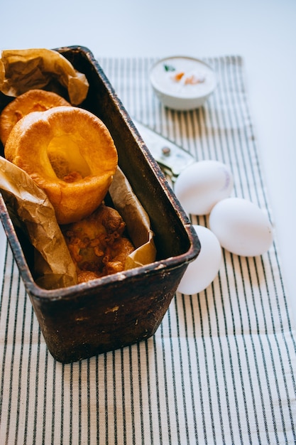 Yorkshire pudines con relleno de pescado, en una bandeja de metal viejo